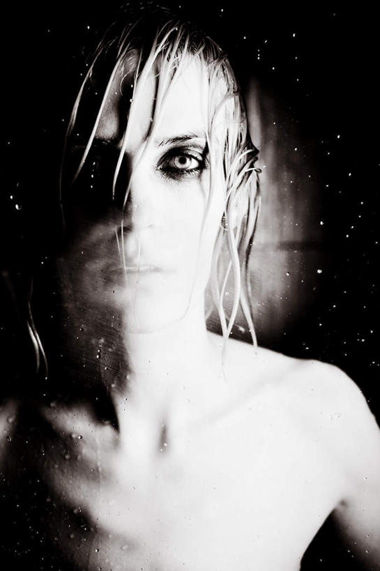 西方人,脸,头,脸颊,脖子,锁骨,肩胛骨,胸骨,肋骨,一个人,站,竖图,黑白,室内,特写,白天,正面,水,欧洲,欧洲人,仅一个年轻女性,仅一个女性,仅一个人,阴影,飞溅,溅,光线,液体,影子,墙,水滴,注视,手叉腰,裸露,肩膀,墙壁,墙面,水珠,黑色,叉腰,观察,看,站着,眼影,观看,察看,双手叉腰,关注,喷洒,裸,胸椎,腰骨,肋软骨,年轻女性,女人,女性,白种人,头部,脖,颈,颈部,脸部,脸蛋,面部,站立,半身