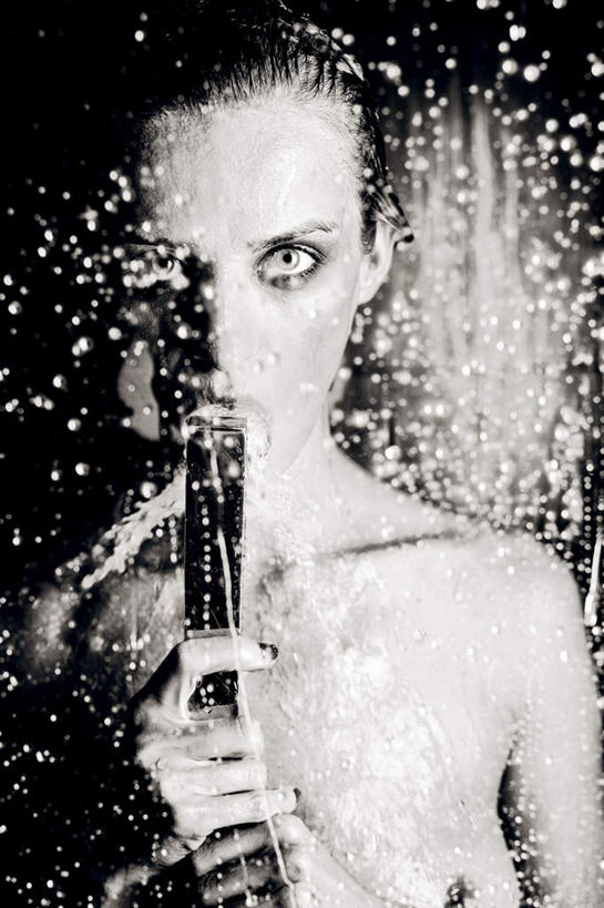 西方人,脸,头,脸颊,脖子,锁骨,肩胛骨,胸骨,肋骨,一个人,站,竖图,黑白,室内,特写,白天,正面,水,欧洲,欧洲人,仅一个年轻女性,仅一个女性,仅一个人,阴影,飞溅,溅,光线,液体,影子,水滴,注视,裸露,肩膀,花洒,莲蓬头,水珠,观察,看,站着,观看,察看,关注,喷洒,裸,喷雾头,胸椎,腰骨,肋软骨,年轻女性,女人,女性,白种人,头部,脖,颈,颈部,脸部,脸蛋,面部,站立,半身