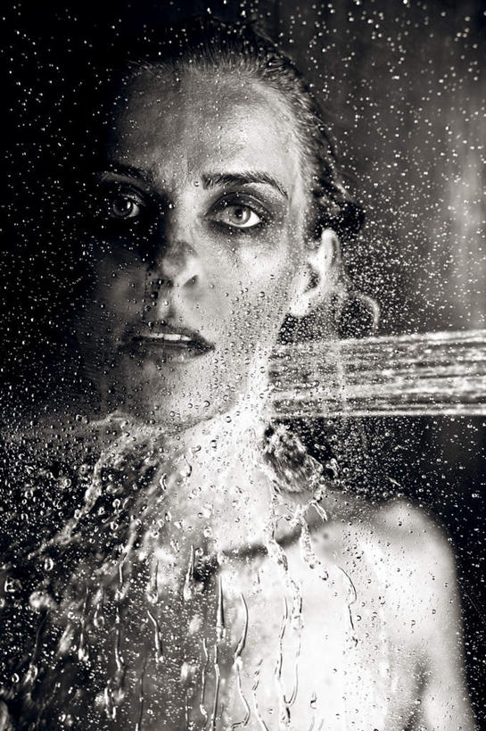 西方人,脸,头,脸颊,脖子,锁骨,肩胛骨,胸骨,肋骨,一个人,站,竖图,黑白,室内,特写,白天,正面,水,欧洲,欧洲人,仅一个年轻女性,仅一个女性,仅一个人,阴影,飞溅,溅,光线,液体,影子,水滴,注视,裸露,肩膀,水珠,观察,看,站着,观看,察看,关注,喷洒,裸,胸椎,腰骨,肋软骨,年轻女性,女人,女性,白种人,头部,脖,颈,颈部,脸部,脸蛋,面部,站立,半身