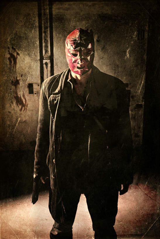 西方人,手,一个人,站,竖图,室内,夜晚,正面,竞争,欧洲,欧洲人,仅一个男性,仅一个人,对抗,握,阴影,服装,冲突,光线,面具,影子,墙,拿,拿着,注视,休闲装,破坏,墙壁,墙面,仅一个年轻男性,衣服,观察,看,站着,休闲,手部,休闲服,武器,战争,握着,服饰,手枪,观看,损坏,察看,攻击,威胁,对立,关注,矛盾,兵器,防御,伪装,凶恶,谋杀,敌对,挫败,斗争,抗拒,抗衡,凶险,杀伤,威慑,阴险,狠毒,横暴,泼辣,肆虐,凶暴,凶横,暴虐,残暴,残忍,危险,凶残,凶狠,男人,男性,年轻男性,白种人,站立,半身,彩图