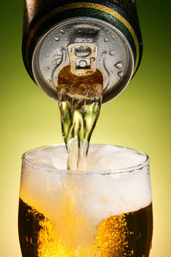 啤酒,无人,竖图,室内,特写,白天,正面,杯子,金属制品,阴影,光线,金属,包装,罐子,泡沫,液体,影子,酒类,玻璃制品,酒,饮料,一只,黄色,酒杯,啤酒杯,容器,摄影,影棚,易拉罐,一罐,玻璃杯,彩图,影棚拍摄,拍摄