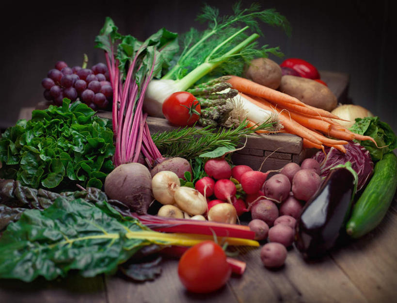 无人,横图,俯视,室内,特写,白天,桌面,桌子,葡萄,萝卜,胡萝卜,白萝卜,黄瓜,茄子,蔬菜,土豆,西红柿,洋葱,水果,许多,阴影,新鲜,光线,木制,影子,调味,香料,佐料,食品,很多,凌乱,食物,阳光,木制品,茴香,有机食品,绿色食品,杂乱,小茴香,混乱,馍馍蛋,怀香,香丝菜,谷茴香,作料,根甜菜,红菜头,甜菜根,菾菜,紫菜头,糖萝卜,紊乱,杂沓,山葫芦,蒲桃,草龙珠,圆葱,洋芋,洋葱头,山药蛋,球葱,青瓜,马铃薯,落苏,酪酥,莱菔,昆仑瓜,胡瓜,红萝卜,甘荀,番茄,矮瓜,彩图,高角度拍摄
