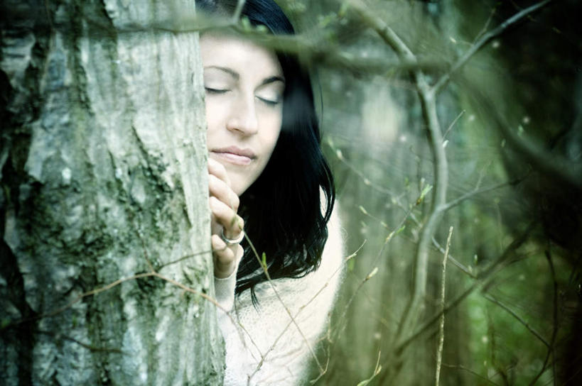 西方人,一个人,站,闭眼,横图,室外,白天,正面,旅游,度假,美景,欧洲,欧洲人,仅一个年轻女性,仅一个女性,仅一个人,阴影,光线,影子,景观,树桩,娱乐,树,树干,阳光,自然,靠,靠着,倚靠,站着,享受,休闲,木桩,景色,放松,倚着,躲避,自然风光,避让,回避,逃避,遁藏,规避,隐匿,年轻女性,女人,女性,白种人,闭眼睛,闭着眼,闭着眼睛,站立,半身,彩图