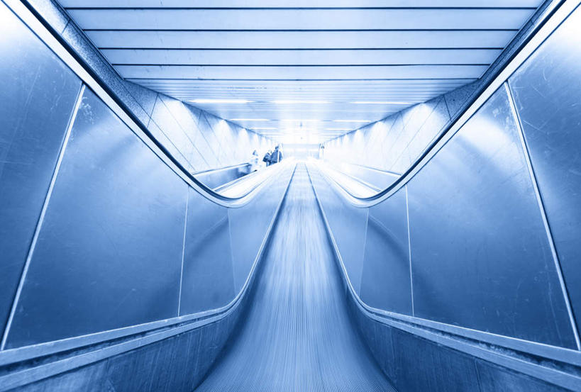 西方人,一个人,高楼大厦,机场,站,横图,俯视,室内,白天,长时间曝光,办公楼,天花板,大厦,电梯,飞机场,建筑,摩天大楼,写字楼,欧洲,欧洲人,仅一个男性,仅一个人,一排,朦胧,模糊,整齐,电动扶梯,自动扶梯,运输工具,排列,仅一个年轻男性,楼宇,站着,商务楼,队列,男人,男性,年轻男性,白种人,航空站,空港,站立,半身,彩图,高角度拍摄,大楼,高层建筑,高楼,摩天楼,扶手电梯,升降设备,运输带,自动行人电梯,电扶梯