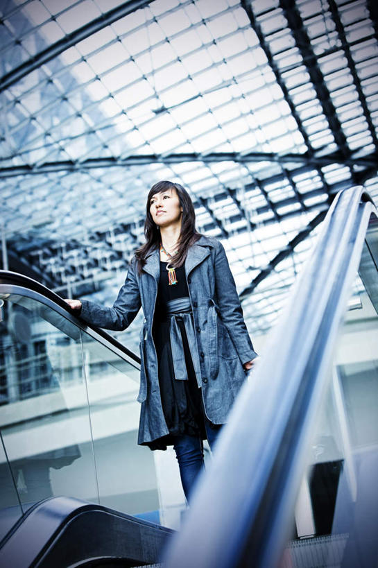 西方人,一个人,站,竖图,室内,白天,仰视,天花板,电梯,项链,玻璃,欧洲,欧洲人,仅一个年轻女性,仅一个女性,仅一个人,服装,模糊,电动扶梯,自动扶梯,运输工具,注视,休闲装,玻璃制品,装饰品,衣服,饰品,首饰,扶,观察,看,站着,休闲服,服饰,观看,察看,扶着,关注,含糊,恍惚,模胡,依稀,隐约,年轻女性,女人,女性,白种人,站立,半身,彩图,低角度拍摄,扶手电梯,升降设备,运输带,自动行人电梯,电扶梯