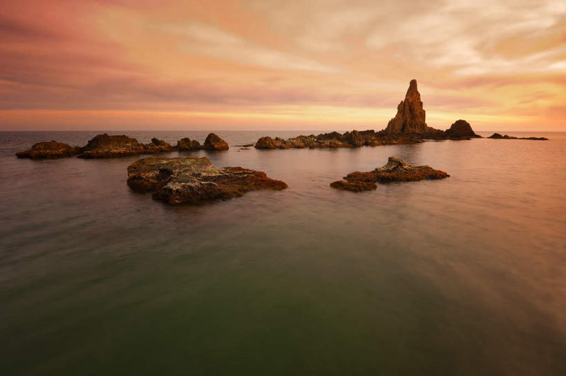 无人,横图,室外,白天,正面,旅游,度假,海浪,海洋,礁石,美景,日落,沙滩,山,山脉,西班牙,欧洲,阴影,波纹,光线,沙子,影子,海岸,景观,浪花,山峰,水平线,晚霞,霞光,云,云朵,落日,辽阔,海平线,涟漪,沙地,山峦,云彩,娱乐,安达卢西亚,蓝色,白云,倒影,蓝天,水纹,天空,阳光,自然,海水,黄昏,波浪,群山,天,享受,休闲,广阔,景色,彩霞,放松,晴朗,一望无际,倒映,南欧,自然风光,安达鲁西亚,海景,阿尔梅里亚,水晕,西班牙王国,安达卢西亚自治区,无边无际,一马平川,夕照,反照,阿尔梅里亚省,大海,风浪,海,海水的波动,海滩,礁,近岸浪,岩石,涌浪,晴空,夕阳,彩图,水天相接,水天一线,斜阳