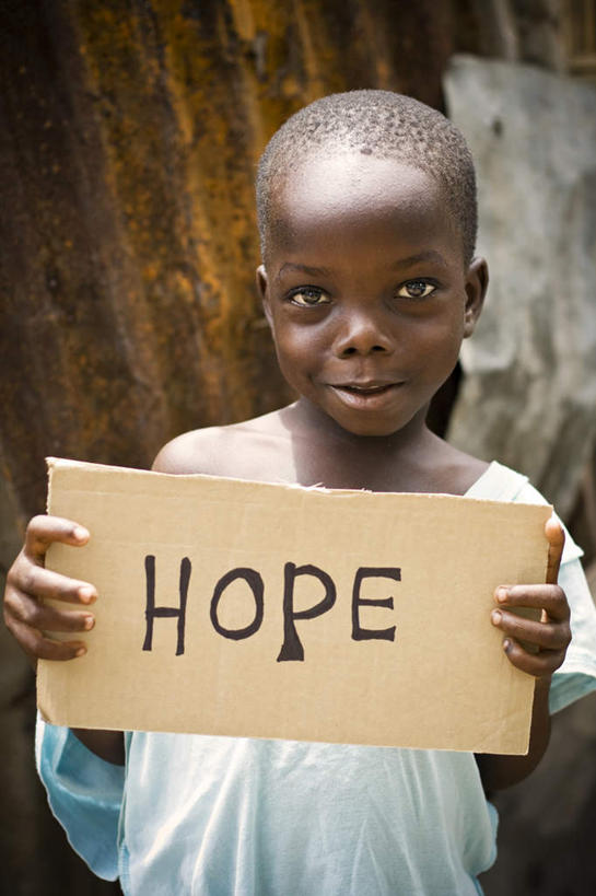 西方人,儿童,一个人,家,微笑,竖图,室外,白天,正面,纯洁,欧洲,非洲,黑人,欧洲人,仅一个男性,仅一个人,英文,标志,文字,字符,字母,房屋,墙,屋子,标识,楼房,墙壁,墙面,住宅,小孩,仅一个小孩,四个,可爱,童年,童趣,希望,英文字母,纸板,盼望,贫困,贫穷,童真,渴望,烂漫,无邪,困难,渴想,巴望,贫苦,穷苦,清苦,清贫,天真,男孩,男人,男性,非洲人,孩子,半身,彩图,房子,男生