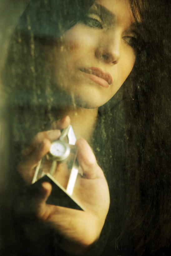 西方人,脸,头,脸颊,手,一个人,站,竖图,室内,特写,白天,正面,寂寞,窗户,落地窗,欧洲,欧洲人,仅一个年轻女性,仅一个女性,仅一个人,握,时间,时钟,手表,拿,计时,拿着,注视,肩膀,玻璃窗,钟表,观察,看,站着,手部,表,沉思,握着,期待,观看,等待,等候,腕表,察看,深思,关注,守候,覃思,寻思,孤单,年轻女性,女人,女性,白种人,头部,脸部,脸蛋,面部,钟,站立,半身,彩图