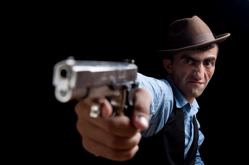 西方人,一个人,横图,室内,白天,正面,衬衫,竞争,帽子,欧洲,欧洲人,仅一个男性,仅一个人,对抗,握,阴影,黑色背景,生气,冲突,光线,枪支,影子,拿,拿着,破坏,仅一个年轻男性,牛仔帽,武器,战争,握着,愤怒,摄影,手枪,影棚,马甲,狰狞,损坏,攻击,威胁,对立,发怒,矛盾,兵器,对准,瞄准,防御,情绪,枪械,脾气,忿怒,怨恨,弹夹,强烈,敌对,挫败,斗争,抗拒,抗衡,杀伤,威慑,子弹夹,激动,危险,男人,男性,年轻男性,白种人,半身,彩图,影棚拍摄,衬衣,拍摄