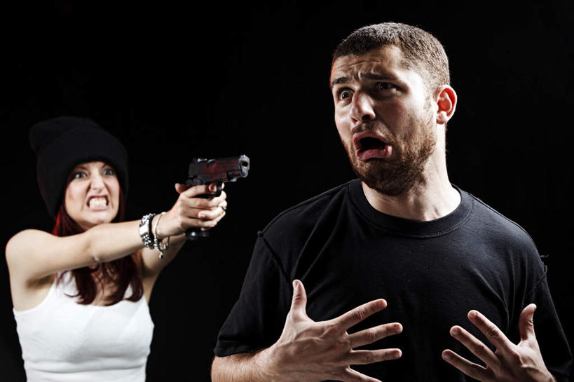 西方人,胡须,两个人,站,举,横图,室内,白天,正面,竞争,帽子,欧洲,欧洲人,对抗,握,阴影,黑色背景,冲突,光线,枪支,影子,拿,拿着,注视,礼帽,破坏,观察,看,托,站着,张嘴,武器,战争,握着,摄影,手枪,影棚,观看,惊恐,损坏,察看,攻击,威胁,对立,关注,矛盾,兵器,对准,瞄准,防御,枪械,张大嘴巴,惊慌,恐慌,弹夹,敌对,挫败,斗争,抗拒,抗衡,杀伤,威慑,惊骇,威逼,要挟,愤恨,仇恨,憎恨,子弹夹,危险,男人,男性,年轻男性,年轻女性,女人,女性,白种人,胡子,络腮胡,张开嘴,举起,举手,举着,向上举,向上伸,向上托,站立,半身,彩图,影棚拍摄,拍摄