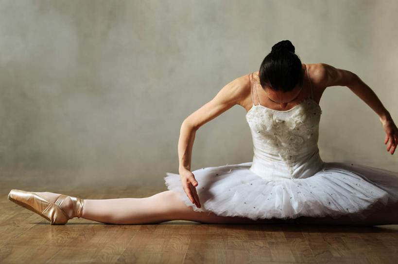 西方人,一个人,跳舞者,舞台,坐,蹲,伸展双臂,交叉,横图,室内,白天,正面,地板,鞋子,欧洲,欧洲人,仅一个年轻女性,仅一个女性,仅一个人,表演,地面,注视,木地板,低头,观察,看,劈叉,劈腿,观看,张开双腿,察看,舞鞋,高雅,优美,简单,关注,芭蕾舞鞋,芭蕾鞋,相交,交集,足尖鞋,技能,展开双腿,年轻女性,女人,女性,白种人,舞蹈家,舞蹈演员,舞者,表演台,敞开双臂,蹲着,伸开双臂,展开双肩,张开手臂,张开双臂,坐着,半身,彩图,伸展双腿