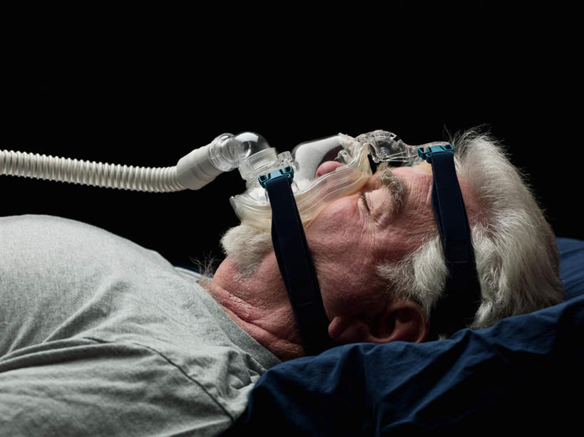 西方人,脸,头,脸颊,一个人,躺,闭眼,睡,横图,室内,特写,白天,侧面,床,欧洲,欧洲人,仅一个男性,仅一个人,阴影,黑色背景,服装,光线,影子,床单,休闲装,被子,肩膀,衣服,仅一个老年男性,休闲服,呼吸器,摄影,服饰,单人床,影棚,呼吸管,被单,卧着,老年男性,男人,男性,白种人,头部,脸部,脸蛋,面部,闭眼睛,闭着眼,闭着眼睛,困,困觉,寝息,睡觉,躺着,卧,半身,彩图,影棚拍摄,拍摄