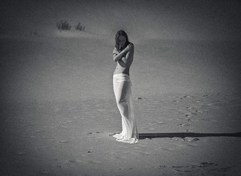 西方人,裸体,一个人,站,闭眼,双手交叉,横图,黑白,室外,白天,正面,美景,沙漠,植物,欧洲,欧洲人,仅一个年轻女性,仅一个女性,仅一个人,脚印,阴影,枯萎,光线,影子,景观,枯草,裸露,草,黄色,白色,阳光,自然,低头,站着,景色,足迹,双手抱胸,自然风光,裸,纱裙,行踪,脚迹,赤身,年轻女性,女人,女性,白种人,长发,大漠,砂漠,闭眼睛,闭着眼,闭着眼睛,站立,全身