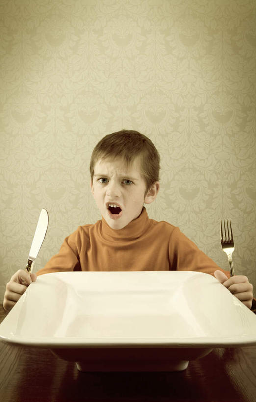 西方人,儿童,一个人,家,坐,竖图,室内,白天,正面,纯洁,壁纸,餐桌,桌子,餐具,欧洲,欧洲人,仅一个男性,仅一个人,握,服装,生气,叉子,刀叉,刀子,碟子,盘,房屋,墙,屋子,拿,大喊,拿着,注视,休闲装,楼房,墙壁,墙面,住宅,小孩,衣服,盘子,碟,观察,看,仅一个小孩,休闲,休闲服,可爱,童年,童趣,握着,愤怒,服饰,餐台,观看,大叫,察看,发怒,关注,瞪眼,餐刀,情绪,怒视,脾气,童真,烂漫,无邪,餐叉,忿怒,怨恨,强烈,大呼,激动,天真,男孩,男人,男性,白种人,孩子,进餐用具,墙纸,坐着,半身,彩图,房子,男生