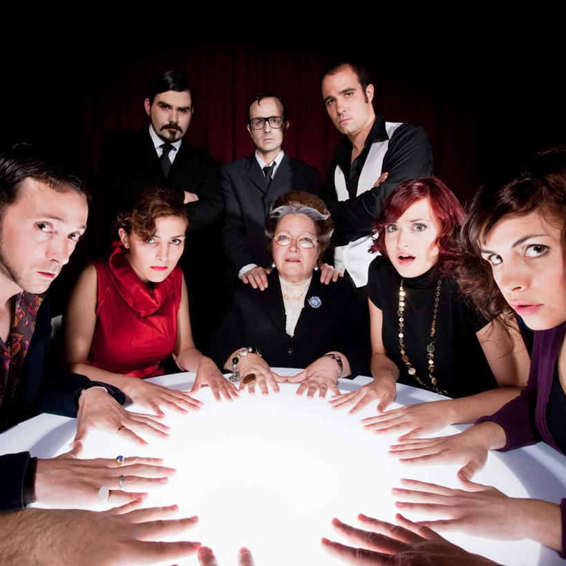 西方人,胡须,站,坐,方图,室内,白天,正面,桌子,欧洲,欧洲人,一排,整齐,亮光,圆形,眼镜,办公桌,墙,光亮,许多人,扭头,注视,墙壁,墙面,排列,扶,观察,看,趴着,站着,张嘴,转头,一群人,观看,察看,扶着,恐怖,队列,关注,惧怕,近视眼镜,张大嘴巴,惊骇,恐惊,恐惧,老年女性,男人,男性,年轻男性,年轻女性,女人,女性,白种人,山羊胡,胡子,张开嘴,趴,站立,坐着,半身,彩图