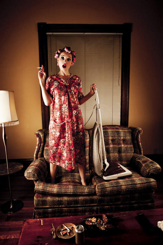 西方人,一个人,站,吸烟,竖图,室内,白天,正面,沙发,台灯,卧室,桌面,桌子,香烟,照明,欧洲,欧洲人,仅一个女性,仅一个人,握,睡衣,惊讶,木制,电器,灯光,食品,拿,拿着,注视,灯,食物,饮料,木制品,灯具,观察,看,清洁,站着,张嘴,仅一个中年女性,吸尘器,烟,握着,观看,卷发棒,卷发器,惊奇,照亮,察看,卫生,家电,家用电器,照明设备,关注,瞪眼,保洁,怒视,张大嘴巴,布艺沙发,烫发器,诧异,保洁工具,寝衣,女人,女性,中年女性,白种人,卷烟,烟草,纸烟,张开嘴,抽烟,站立,彩图,全身,睡房,卧房