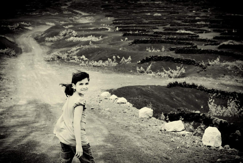 西方人,儿童,一个人,站,笑,微笑,露齿笑,横图,俯视,黑白,室外,白天,纯洁,草地,草坪,礁石,石头,植物,道路,路,欧洲,欧洲人,仅一个女性,仅一个人,服装,石子,小路,交通,注视,休闲装,草,小孩,衣服,观察,看,站着,仅一个小孩,休闲服,可爱,童年,童趣,服饰,转身,乡间小路,观看,察看,关注,童真,烂漫,无邪,回身,天真,女孩,女人,女性,白种人,孩子,礁,石块,岩石,站立,高角度拍摄,全身,女生