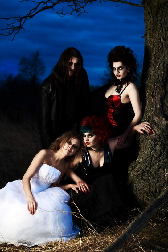 西方人,四个人,伙伴,朋友,站,蹲,竖图,室外,夜晚,正面,裙子,化妆,友谊,植物,欧洲,欧洲人,一棵,表演,连衣裙,枯萎,枯草,枝条,注视,草,树,树干,树木,树枝,扮演,黄色,黑色,观察,看,靠,靠着,倚靠,站着,观看,察看,倚着,关注,吸血鬼,时装模特,扮装,饰演,友情,男人,男性,女人,女性,中年男性,中年女性,白种人,蹲着,站立,彩图,全身,化装