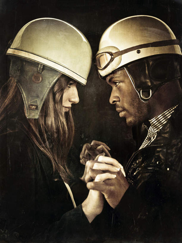 西方人,两个人,举,握手,笑,微笑,竖图,室内,白天,侧面,爱情,跳舞,安全,帽子,欧洲,黑人,欧洲人,服装,头盔,防护,浪漫,注视,休闲装,相视,衣服,安全帽,观察,看,托,温暖,温馨,面对面,休闲服,恩爱,恋人,服饰,观看,对视,保护,和睦,察看,关注,保险,相对,舞姿,相看,保全,周全,安稳,安定,平安,男人,男性,年轻男性,年轻女性,女人,女性,白种人,情侣,搀手,举起,举手,举着,拉手,手搀手,手拉手,手牵手,手握手,向上举,向上伸,向上托,半身,彩图,舞蹈,伴侣,融洽