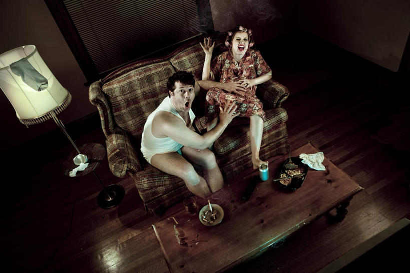 盒饭,西方人,中年人,孕妇,夫妻,坐,举,笑,吸烟,盘腿,大笑,横图,俯视,室内,白天,兴奋,窗户,地板,沙发,照明,欧洲,欧洲人,阴影,睡衣,服装,惊讶,光线,便当,眼镜,影子,百叶窗,烟雾,灯光,地面,休闲装,袜子,木地板,墙壁,灯,衣服,灯具,落地灯,遥控器,托,张嘴,怀孕,休闲服,便捷,服饰,长袜,卷发棒,卷发器,惊奇,烟头,照亮,便利,待产,照明设备,近视眼镜,张大嘴巴,布艺沙发,烫发器,长筒袜,哈哈大笑,快捷,弁当,诧异,妊娠,准妈妈,寝衣,长统袜,男人,男性,女人,女性,中年男性,中年女性,白种人,夫妇,情侣,产妇,张开嘴,抽烟,举起,举手,举着,盘腿而坐,盘膝,盘着腿的,盘着腿坐,双腿交叉,向上举,向上伸,向上托,坐着,彩图,高角度拍摄,全身,高兴,狂笑