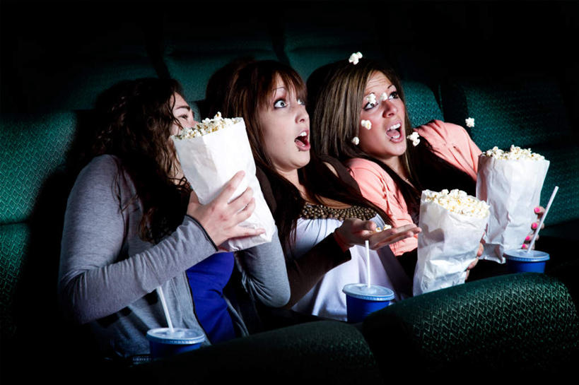 点心,西方人,三个人,伙伴,朋友,坐,投,横图,室内,白天,侧面,友谊,杯子,椅子,欧洲,欧洲人,一堆,许多,握,阴影,堆叠,堆积,服装,光线,影子,塑料,食品,很多,拿,拿着,注视,休闲装,座椅,可乐,食物,饮料,衣服,塑料制品,吸管,纸制品,零食,观察,看,张嘴,休闲服,爆米花,握着,服饰,观看,纸杯,堆,察看,空心,恐怖,关注,惧怕,一次性杯子,张大嘴巴,垃圾食品,膨化食品,饮管,零嘴,升降椅,惊骇,恐惊,恐惧,友情,年轻女性,女人,女性,白种人,张开嘴,抛,扔,撒,掷,坐着,半身,彩图,片子,影戏,圆柱状,电影