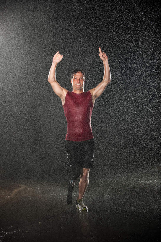 西方人,手,一个人,病人,运动员,站,举,竖图,室外,白天,正面,运动服,雨,暴雨,大雨,欧洲,欧洲人,双手,仅一个男性,仅一个人,服装,注视,仅一个年轻男性,衣服,红色,黑色,观察,看,托,站着,手部,服饰,潮湿,观看,细雨,察看,衣着,穿着,关注,残疾,残疾人,伤残,湿润,残障,弱势群体,衣饰,淋湿,男人,男性,年轻男性,白种人,患者,就医者,小雨,体育运动员,运动选手,举起,举手,举着,向上举,向上伸,向上托,站立,彩图,全身,运动装