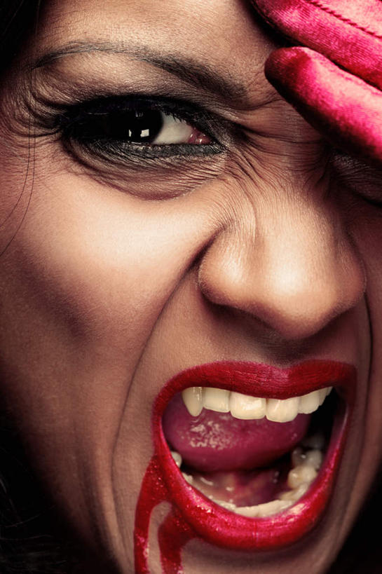 西方人,眼睛,眉毛,睫毛,手,一个人,竖图,室内,特写,白天,正面,兴奋,热情,欧洲,欧洲人,瞳孔,仅一个年轻女性,仅一个女性,仅一个人,阴影,反射,影子,开放,注视,红色,观察,看,张嘴,健康,温暖,手部,奔放,活力,积极,激情,遮,遮掩,眼部,朝气,观看,暖色,吉祥,察看,掩盖,遮挡,生命,关注,饱满,张大嘴巴,遮盖,掩饰,革命,热烈,赤色,充实,斗志,喜气,主动,血渍,年轻女性,女人,女性,白种人,睫,眉,眼,眼睫毛,眼眉,张开嘴,半身,彩图,欢乐,眼眉毛