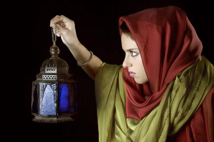 西方人,一个人,横图,室外,白天,正面,照明,欧洲,欧洲人,仅一个年轻女性,仅一个女性,仅一个人,握,传统服饰,服装,鲜艳,灯光,美丽,拿,拿着,注视,漂亮,灯,衣服,灯具,观察,看,握着,服饰,观看,害怕,照亮,察看,优美,衣着,照明设备,穿着,胆怯,关注,油灯,摩登,艳丽,畏惧,衣饰,斑斓,标致,瑰丽,娇艳,锦绣,娟秀,俊丽,奇丽,俏丽,时兴,秀丽,年轻女性,女人,女性,白种人,半身,彩图