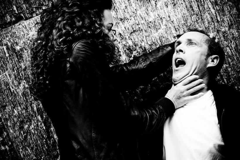 西方人,手,两个人,站,横图,室外,白天,正面,欧洲,欧洲人,握,招呼,朦胧,模糊,注视,观察,看,站着,手部,握着,观看,呼唤,害怕,惊恐,察看,呼喊,呼救,威胁,关注,呼叫,惊慌,恐慌,谋杀,惊骇,威逼,要挟,杀手,男人,男性,中年男性,白种人,站立,半身,彩图