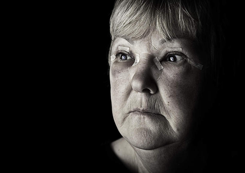 西方人,脸,头,脸颊,一个人,站,横图,黑白,室内,特写,白天,正面,房间,欧洲,欧洲人,仅一个女性,仅一个人,阴影,黑色背景,服装,光线,影子,墙,灯光,注视,休闲装,墙壁,墙面,衣服,医疗用品,观察,回头,看,站着,转头,仅一个中年女性,休闲,休闲服,治疗,摄影,服饰,影棚,观看,察看,医疗,医疗设备,关注,胶布,止血,苯扎氯铵贴,女人,女性,中年女性,白种人,头部,脸部,脸蛋,面部,绷带,创可贴,站立,半身,影棚拍摄,拍摄