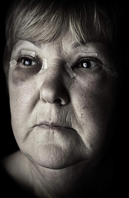 西方人,脸,头,脸颊,一个人,站,竖图,黑白,室内,特写,白天,正面,房间,欧洲,欧洲人,仅一个女性,仅一个人,阴影,黑色背景,服装,光线,影子,墙,灯光,注视,休闲装,墙壁,墙面,衣服,医疗用品,观察,回头,看,站着,转头,仅一个中年女性,休闲,休闲服,治疗,摄影,服饰,影棚,观看,察看,医疗,医疗设备,关注,胶布,止血,苯扎氯铵贴,女人,女性,中年女性,白种人,头部,脸部,脸蛋,面部,绷带,创可贴,站立,半身,影棚拍摄,拍摄