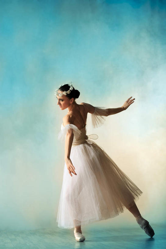 西方人,一个人,站,竖图,室内,白天,正面,裙子,跳舞,芭蕾,欧洲,欧洲人,仅一个年轻女性,仅一个女性,仅一个人,阴影,鲜艳,光线,影子,灯光,美丽,漂亮,站着,短裙,优美,摩登,艳丽,舞姿,芭蕾舞裙,芭蕾裙,斑斓,标致,瑰丽,娇艳,锦绣,娟秀,俊丽,奇丽,俏丽,时兴,秀丽,芭蕾舞,年轻女性,女人,女性,白种人,站立,彩图,全身,舞蹈