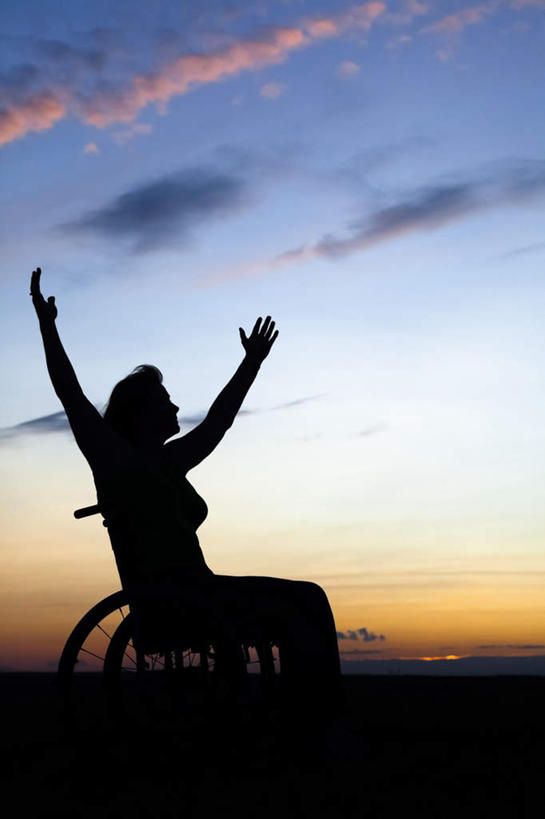 西方人,一个人,病人,坐,伸展双臂,竖图,室外,白天,侧面,旅游,度假,美景,欧洲,欧洲人,仅一个年轻女性,仅一个女性,仅一个人,一辆,光线,工具,景观,晚霞,霞光,云,云朵,背光,云彩,注视,娱乐,黄色,蓝色,白云,蓝天,天空,自然,黄昏,轮椅,天,复健,观察,看,享受,休闲,康复,器械,景色,彩霞,放松,晴朗,观看,察看,医疗设备,关注,自然风光,医疗器械,残疾,残疾人,医疗工具,逆光,伤残,辅助设备,残障,弱势群体,夕照,年轻女性,女人,女性,白种人,患者,就医者,晴空,夕阳,敞开双臂,伸开双臂,展开双肩,张开手臂,张开双臂,坐着,半身,彩图,斜阳