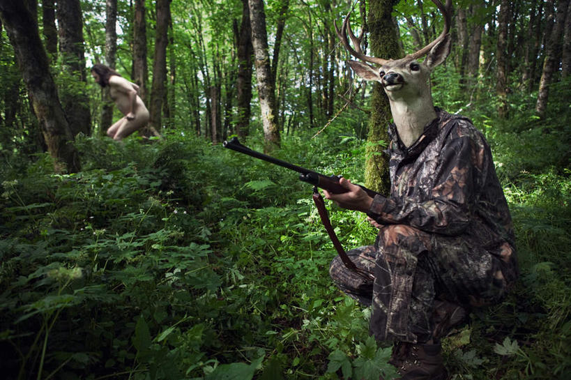 西方人,脸,头,脸颊,两个人,蹲,跑,横图,室外,白天,正面,锻炼,运动,森林,树林,植物,哺乳动物,鹿,野生动物,欧洲,欧洲人,握,枪,拿,拿着,注视,树,树木,绿色,自然,动物,观察,看,可爱,握着,活泼,生长,成长,观看,察看,关注,狩猎,打猎,妆扮,体育,男人,男性,年轻男性,白种人,头部,脸部,脸蛋,面部,蹲着,跑步,彩图,全身,打扮,健身,装扮