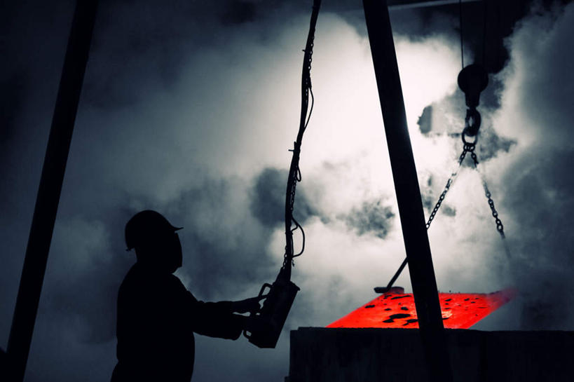 西方人,一个人,机修工,工厂,站,横图,室内,白天,侧面,帽子,金属制品,欧洲,欧洲人,仅一个男性,仅一个人,仅一个中年男性,握,金属,头盔,背光,拿,拿着,工人,安全帽,站着,烟,握着,锅炉,逆光,男人,男性,中年男性,白种人,机械师,机修工人,站立,半身,彩图,工地,制造厂