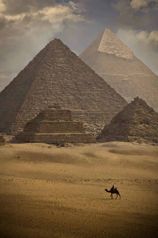 无人,竖图,室外,白天,正面,旅游,度假,名胜古迹,城市,地标,非洲,埃及,遗迹,三角形,云,云朵,云彩,古迹,历史,文物,娱乐,古建筑,蓝色,白云,蓝天,天空,天,享受,休闲,旅游胜地,金字塔,放松,晴朗,陵墓,古埃及,古文明,北非,首府,吉萨,古代七大奇迹,阿拉伯埃及共和国,金字塔之国,棉花之国,方锥形,阿非利加洲,吉萨省,晴空,彩图,标志性建筑