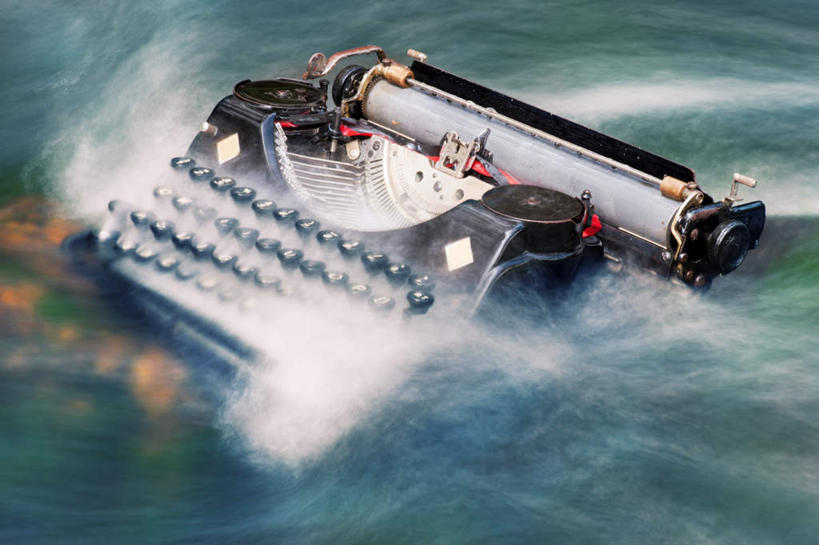 无人,横图,俯视,室外,白天,水,金属制品,飞溅,朦胧,模糊,溅,金属,液体,水滴,办公用品,水珠,一个,学习用品,单个,文具用品,喷洒,打字机,彩图,高角度拍摄