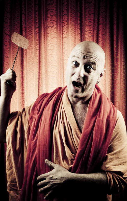 秃头,一个人,和尚,站,举,竖图,室内,白天,正面,仅一个男性,仅一个人,仅一个中年男性,握,生气,工具,拿,拿着,注视,一个,观察,看,托,站着,张嘴,握着,愤怒,帷幕,单个,观看,察看,发怒,关注,帷幔,幕布,情绪,幕帘,脾气,张大嘴巴,苍蝇拍,袈裟,忿怒,怨恨,强烈,帷幔布,法衣,激动,男人,男性,中年男性,光头,无发,张开嘴,比丘,高僧,僧,僧侣,僧人,沙弥,修行僧,举起,举手,举着,向上举,向上伸,向上托,站立,半身,彩图