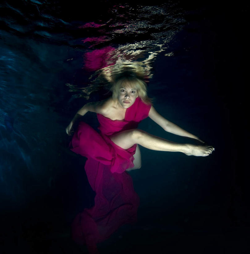 游泳,西方人,一个人,模特,竖图,室外,白天,正面,裙子,锻炼,运动,欧洲,欧洲人,仅一个年轻女性,仅一个女性,仅一个人,一条,连衣裙,水中,红色,潜水,潜水运动,尤物,体育,年轻女性,女人,女性,白种人,模特儿,半身,彩图,健身,佳丽,丽人,美人