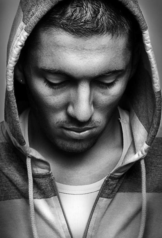 西方人,一个人,站,竖图,室内,白天,正面,欧洲,欧洲人,仅一个男性,仅一个人,灰色背景,服装,注视,休闲装,仅一个年轻男性,衣服,低头,观察,看,站着,休闲,休闲服,连帽衫,摄影,服饰,影棚,观看,察看,关注,男人,男性,年轻男性,白种人,站立,半身,彩图,影棚拍摄,拍摄