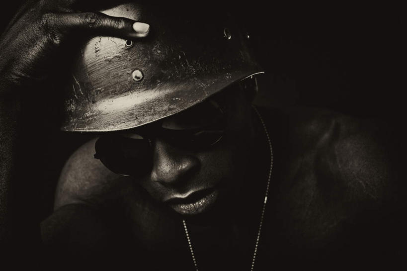 西方人,肌肉,健壮,一个人,站,横图,黑白,室内,白天,正面,帽子,项链,欧洲,非洲,黑人,欧洲人,仅一个男性,仅一个人,阴影,反射,墨镜,头盔,眼镜,注视,裸露,装饰品,仅一个年轻男性,安全帽,饰品,首饰,太阳镜,太阳眼镜,观察,看,站着,健康,遮阳镜,活力,力量,观看,青春,子,察看,强壮,关注,裸,男人,男性,年轻男性,非洲人,站立,半身