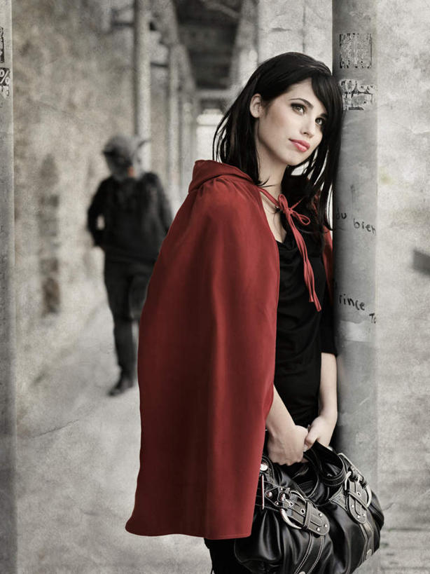 西方人,两个人,站,竖图,室外,白天,正面,欧洲,欧洲人,服装,朦胧,模糊,包,皮包,注视,休闲装,衣服,观察,看,站着,休闲,休闲服,服饰,观看,单肩包,察看,关注,故事,小红帽,大灰狼,童话,男人,男性,年轻男性,年轻女性,女人,女性,白种人,站立,半身,彩图