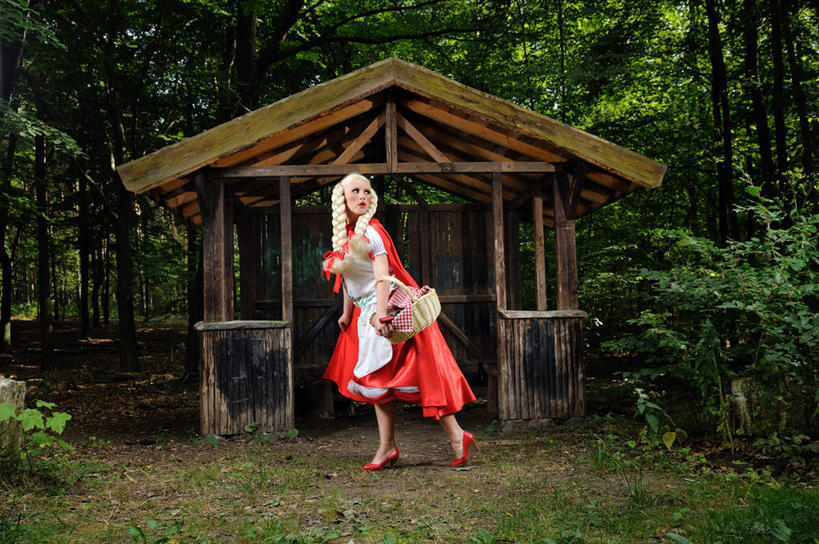 西方人,一个人,交叉,横图,室外,白天,侧面,裙子,草地,草坪,植物,竹子,欧洲,欧洲人,仅一个年轻女性,仅一个女性,仅一个人,阴影,竹制,连衣裙,服装,编织,光线,篮子,影子,扭头,注视,休闲装,草,树,树木,衣服,绿色,阳光,自然,竹篮,观察,看,张嘴,转头,休闲,辫子,休闲服,服饰,生长,成长,观看,竹条,害怕,惊恐,交织,察看,竹制品,关注,张大嘴巴,逃脱,逃跑,穿插,窜匿,潜逃,逃窜,逃匿,逃走,兔脱,年轻女性,女人,女性,白种人,张开嘴,彩图,全身