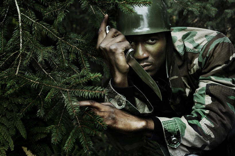 西方人,一个人,横图,室外,白天,正面,制服,安全,竞争,森林,树林,植物,帽子,欧洲,欧洲人,仅一个男性,仅一个人,对抗,弯腰,握,服装,冲突,头盔,刀具,防护,拿,拿着,注视,破坏,树,树木,仅一个年轻男性,衣服,绿色,自然,安全帽,刀,观察,看,武器,战争,握着,遮掩,服饰,生长,成长,观看,保护,军人,损坏,察看,军装,攻击,威胁,衣着,穿着,对立,关注,矛盾,兵器,军服,保险,防御,遮蔽,敌对,挫败,斗争,抗拒,抗衡,保全,周全,安稳,安定,弯身,凶器,杀伤,威慑,衣饰,掩蔽,掩藏,平安,危险,男人,男性,年轻男性,白种人,半身,彩图,匕首