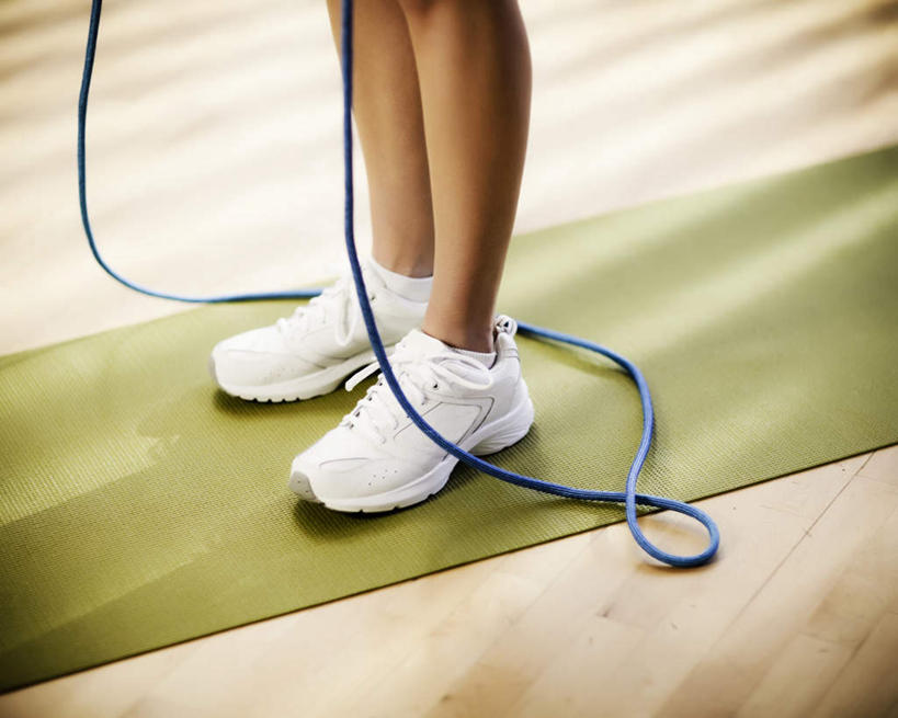 西方人,腿部,腿,一个人,站,跳绳,横图,室内,白天,正面,运动鞋,锻炼,运动,地板,鞋子,欧洲,欧洲人,仅一个年轻女性,仅一个女性,仅一个人,阴影,新鲜,光线,影子,地面,木地板,绿色,阳光,绳子,垫子,站着,青春,休闲鞋,生命,和平,安详,冷色,体育,年轻女性,女人,女性,白种人,站立,半身,彩图,健身