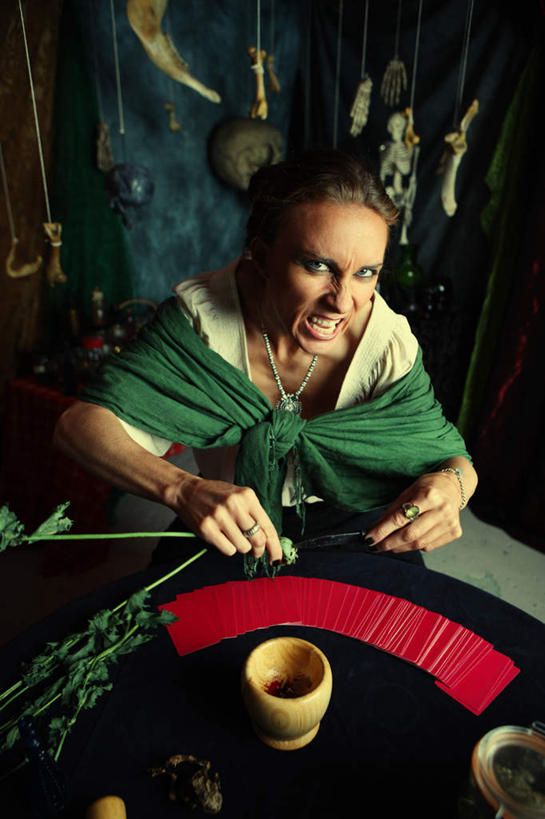 西方人,手,骨骼,一个人,坐,竖图,室内,白天,正面,兴奋,热情,欧洲,欧洲人,仅一个年轻女性,仅一个女性,仅一个人,握,阴影,服装,反射,长袍,影子,陶瓷,墙,陶瓷制品,骨头,开放,拿,拿着,墙壁,墙面,衣服,红色,卡片,容器,碗,张嘴,健康,温暖,手部,奔放,活力,积极,激情,握着,服饰,朝气,储藏,暖色,吉祥,骨架,生命,衣着,储存,穿着,塔罗牌,占卜,凶恶,饱满,张大嘴巴,算命,凶险,革命,阴险,流浪,愚人,愚者,大阿卡那牌,热烈,赤色,衣饰,充实,斗志,喜气,主动,狠毒,横暴,泼辣,肆虐,凶暴,凶横,暴虐,残暴,残忍,凶残,凶狠,年轻女性,女人,女性,白种人,张开嘴,坐着,半身,彩图,欢乐,贮存