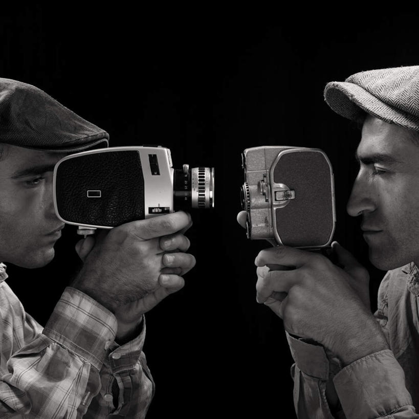 西方人,手,一个人,站,方图,黑白,室内,白天,侧面,镜子,帽子,相机,欧洲,欧洲人,仅一个男性,仅一个人,握,阴影,服装,反射,影子,古典,拿,拿着,注视,休闲装,运动帽,仅一个年轻男性,拍照,衣服,数码相机,观察,看,站着,休闲,手部,休闲服,鸭舌帽,握着,摄影,服饰,观看,镜像,察看,镜面,关注,经典,双反相机,双反,双镜头反光相机,男人,男性,年轻男性,白种人,照相机,站立,半身,照相