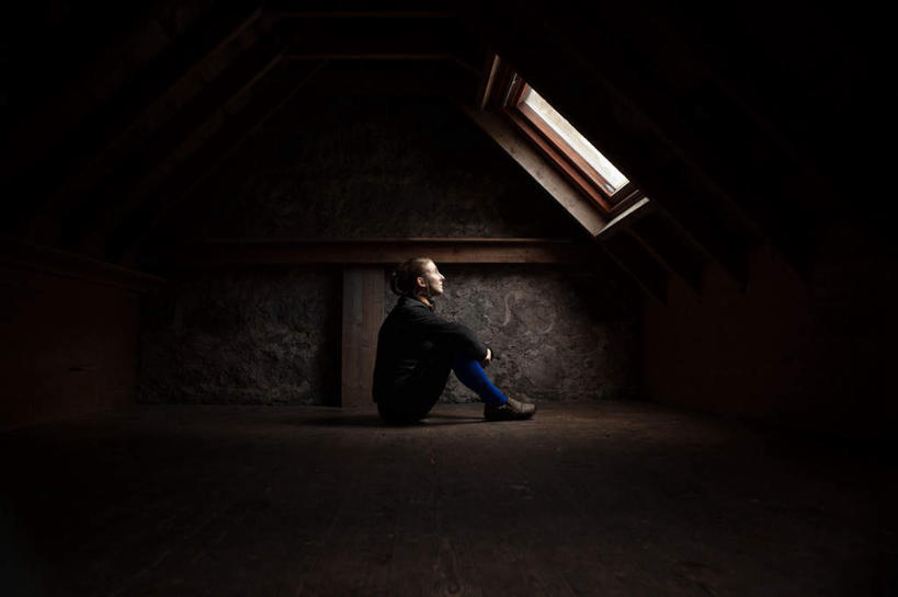 西方人,一个人,坐,横图,室内,白天,侧面,窗户,地板,阁楼,欧洲,欧洲人,仅一个年轻女性,仅一个女性,仅一个人,阴影,服装,反射,影子,地面,注视,休闲装,木地板,玻璃窗,衣服,观察,看,休闲,休闲服,服饰,观看,察看,关注,年轻女性,女人,女性,白种人,坐着,半身,彩图