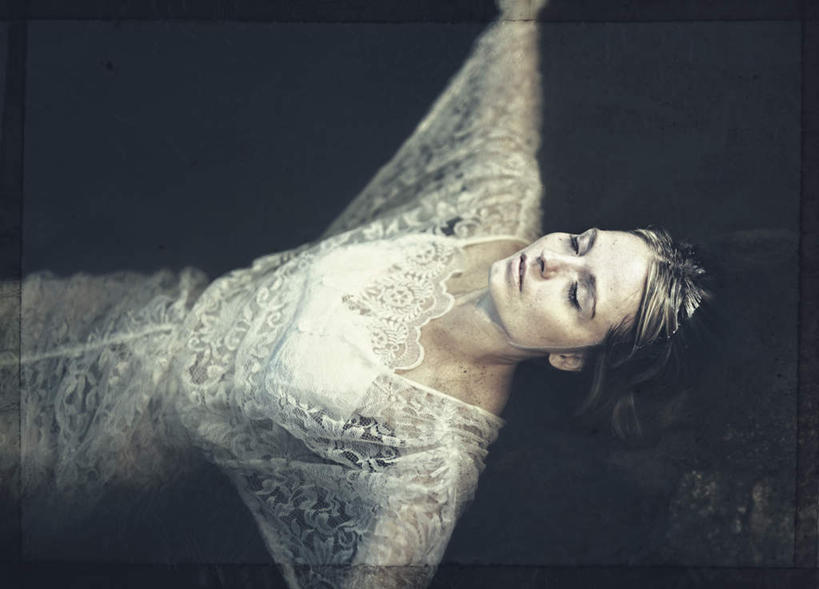 西方人,一个人,躺,闭眼,横图,室外,夜晚,正面,裙子,湖,湖泊,水,欧洲,欧洲人,仅一个年轻女性,仅一个女性,仅一个人,连衣裙,湖面,水流,水面,白色,湖水,沉思,深思,覃思,寻思,卧着,年轻女性,女人,女性,白种人,闭眼睛,闭着眼,闭着眼睛,躺着,卧,半身,彩图