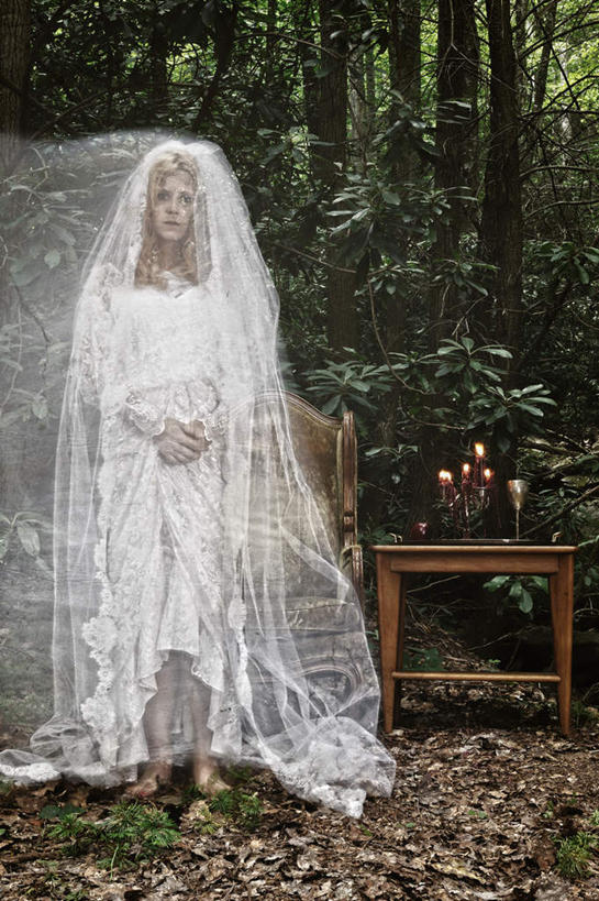 西方人,一个人,新娘,竖图,室外,白天,正面,婚纱,婚礼,快乐,树林,植物,雾,桌面,桌子,蜡烛,金属制品,欧洲,欧洲人,仅一个年轻女性,仅一个女性,仅一个人,朦胧,模糊,庆祝,金属,木制,火焰,烛光,结婚,燃烧,树,树木,绿色,自然,酒杯,木制品,点燃,喜庆,生长,成长,纪念,迷雾,魂灵,魂魄,灵魂,年轻女性,女人,女性,白种人,大雾,彩图,全身,婚礼服,礼服,高兴